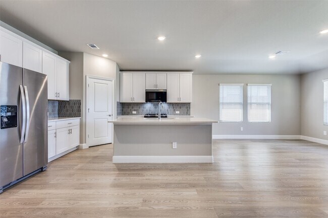 Building Photo - 800 Easthill Dr