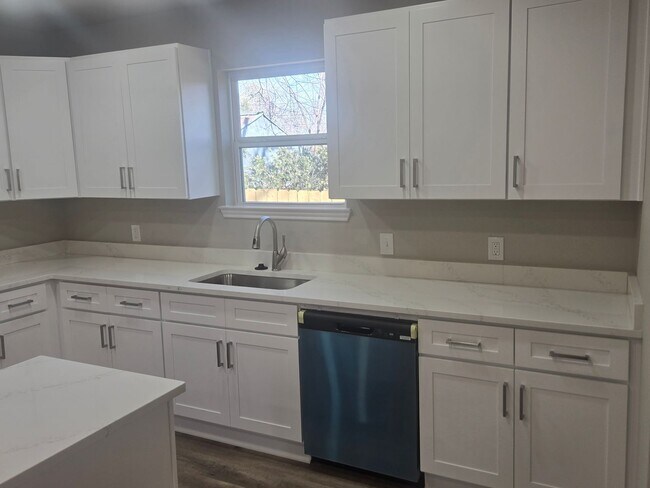 Building Photo - Newly remodeled 4 bedroom 3 full bath two story home located in the heart of Weatherford, TX