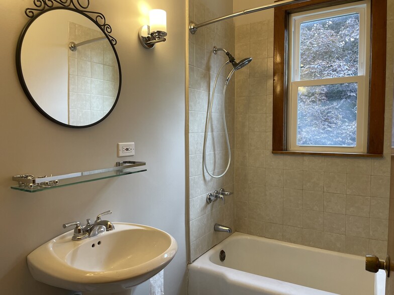 bathroom 2 - 2877 S Throop St