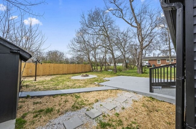 Building Photo - Charming 2BR Lebanon Home with Modern Updates & Large Yard