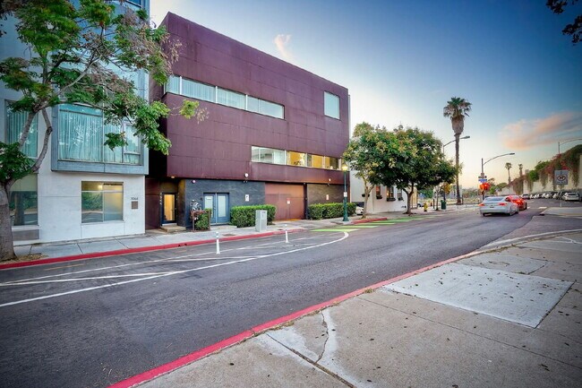 Building Photo - MODERN TOWNHOME, 2 EN SUITE BEDROOMS ON SEPARATE LEVELS, PRIVATE ROOF DECK WITH SUNSET VIEWS