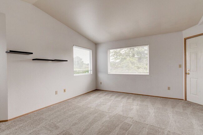 Building Photo - Recently Updated 2-Bedroom 2nd Floor Condo