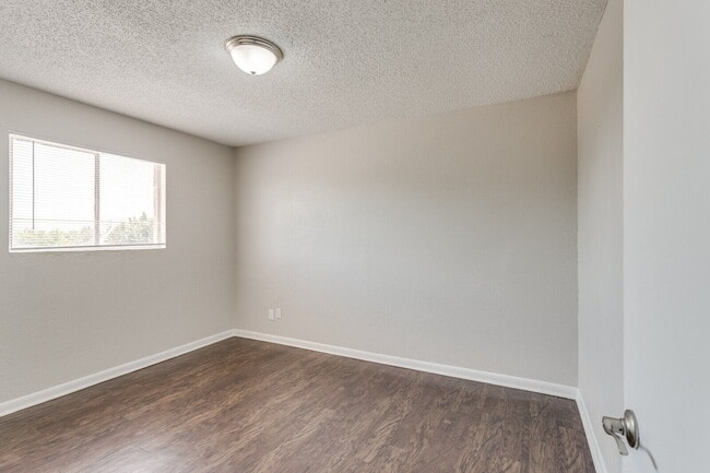 Building Photo - Best Value 2BR in Moore - $99 Move in Special!