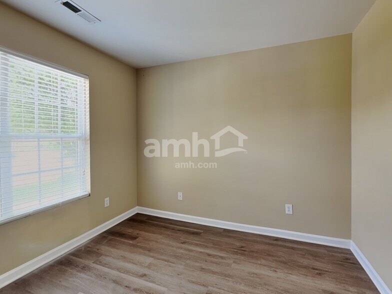 Building Photo - 1860 Oakhurst Park Ln