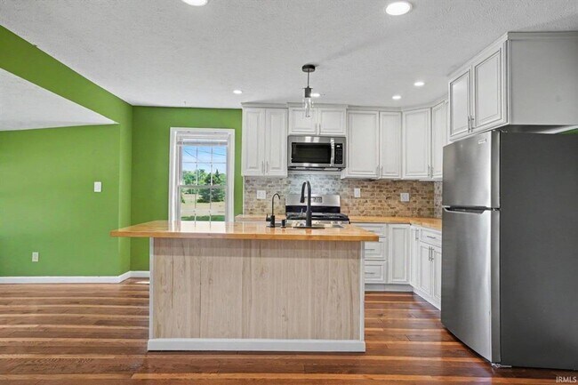 Building Photo - Completely remodeled home located on the north side of South Bend