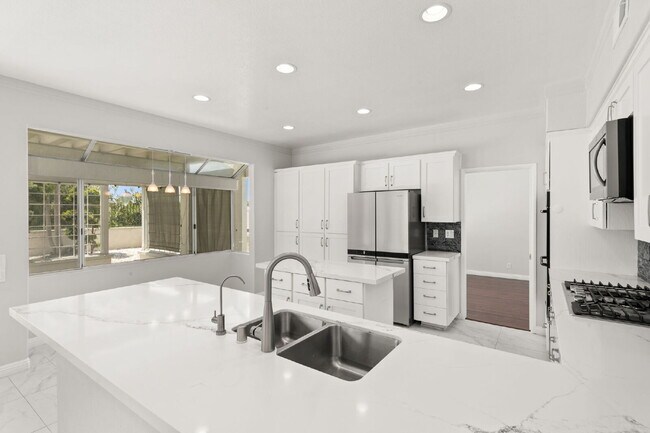 Building Photo - Stunning 4BR + Office/Den, 3BA View Home with 3-Car Garage!