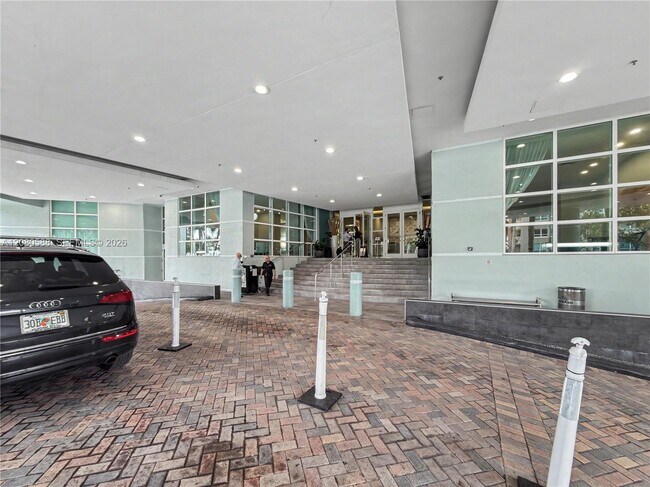 Building Photo - 1900 N Bayshore Dr
