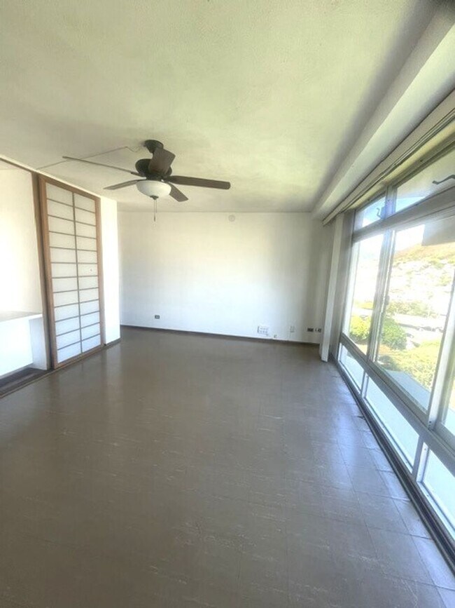 Building Photo - Queen Emma Gardens- King Tower Apt. # 1547