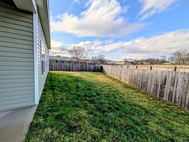 Building Photo - Great Home Available Now