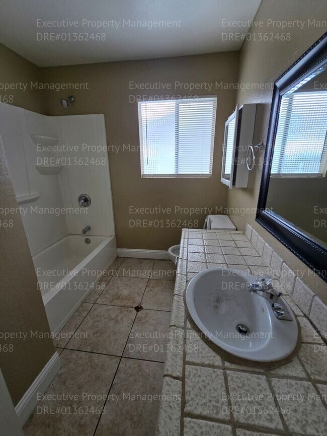 Building Photo - 2 bedroom 1.5 bathroom townhouse