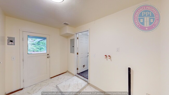 Building Photo - Lake Oswego -  NO DEPOSIT W/RHINO!!! Singl...