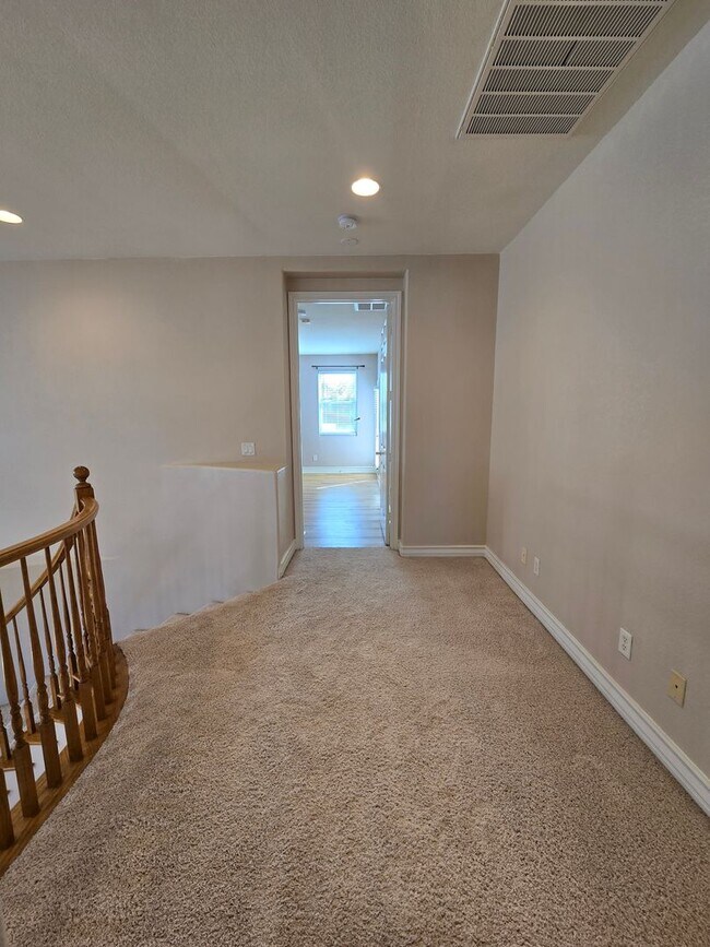 Building Photo - An Amazing NW Home! Over 3300 sq ft w/ pool & spa! Must see!