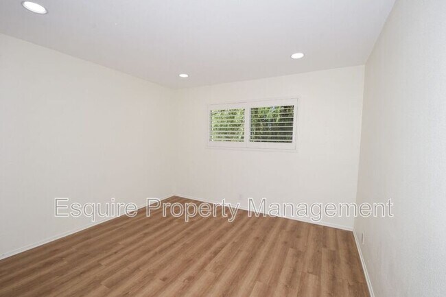 Building Photo - 420 W Linden Dr