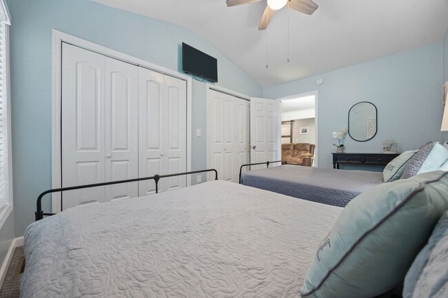 Building Photo - SNOWBIRD RENTAL- 4 blocks 2 Sea & Fire Pit