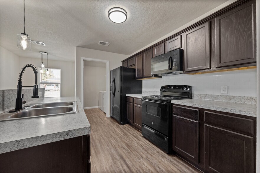 Building Photo - 16649 E Forrestal