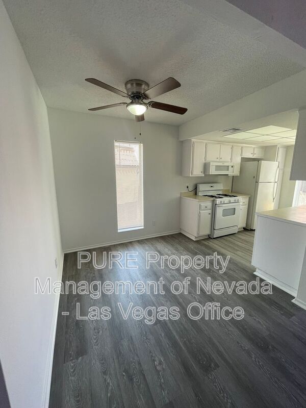 Building Photo - 1405 E Vegas Valley Dr