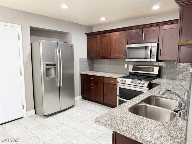 Building Photo - 2062 Club Crest Way