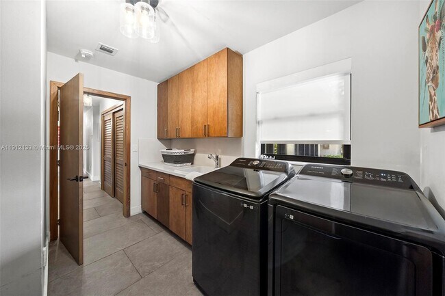 Building Photo - 419 Alamanda Dr