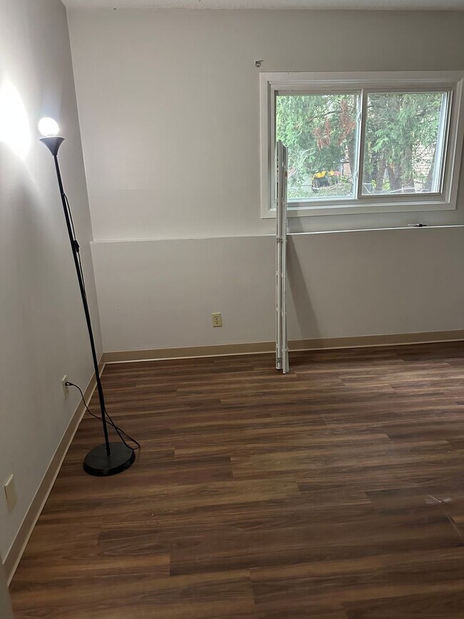 Building Photo - 1 bedroom 1 Bathroom Lower of Level Duplex...