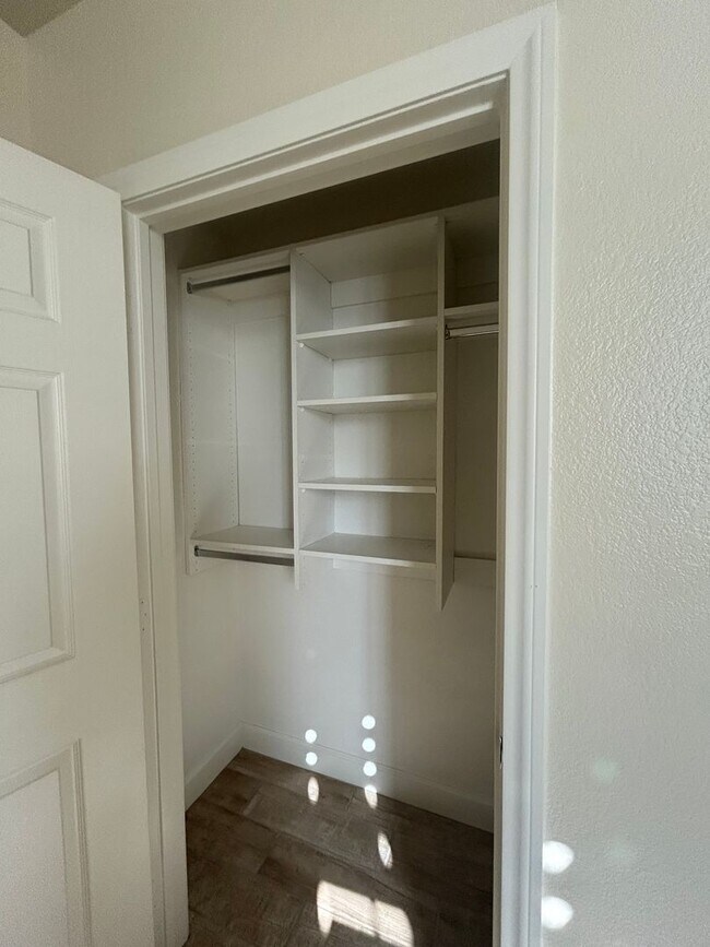 Building Photo - Guard gated Park Ave Condo