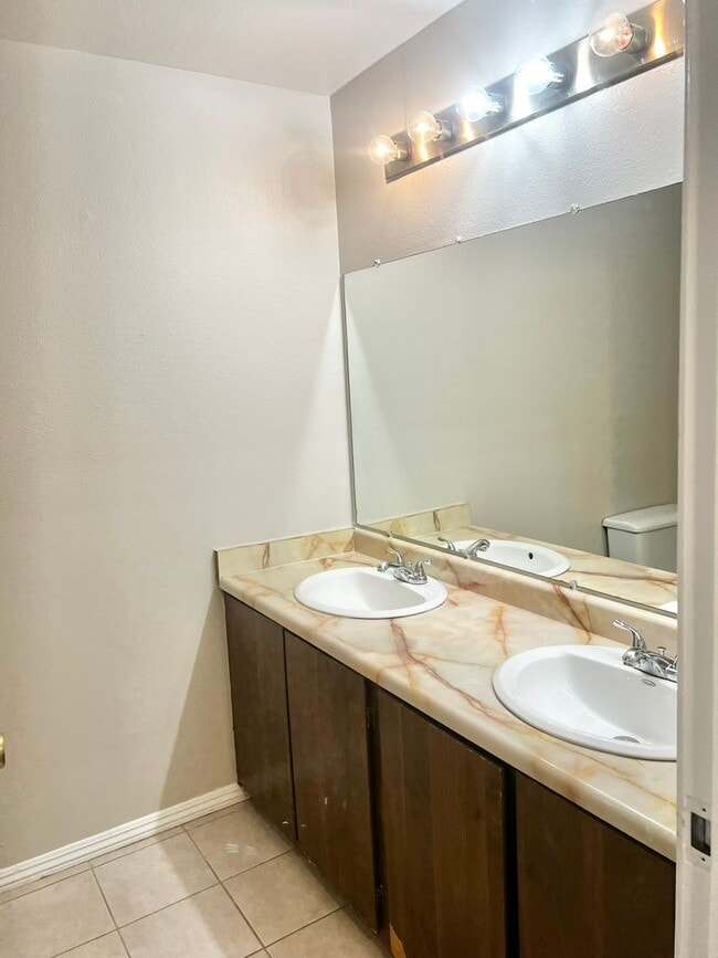 Building Photo - 861 Nutmeg Pl