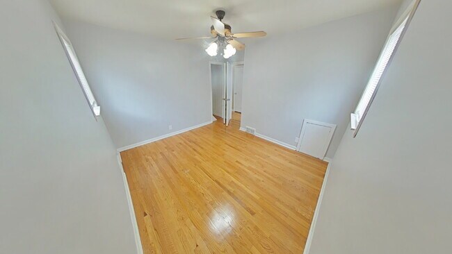 Building Photo - "3-Bedroom Gem with Spacious Living in Ros...