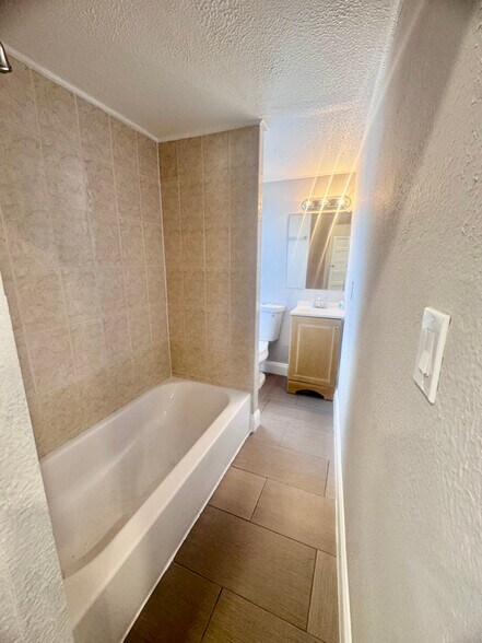 Building Photo - 921 N 19th Ave