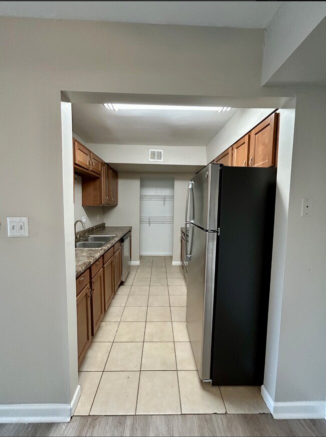 Building Photo - Charming 2-Bedroom 2 bathroom Apartment in the Heart of Chesterton!