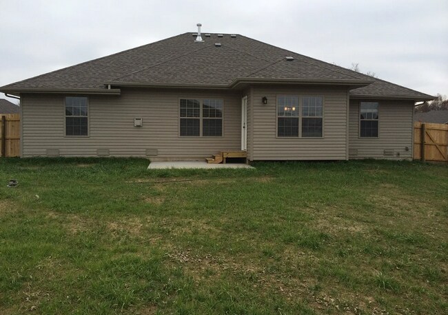 Building Photo - Fully Fenced 4 Bedroom Home - Pearson Park/Strafford MO $500 Move In Credit