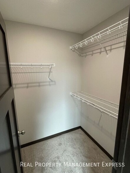 Building Photo - 3 Bed 2.5 Bath Townhome w/ Two-Stall Garage in Western SF