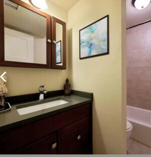 Building Photo - 1214 N La Salle Dr