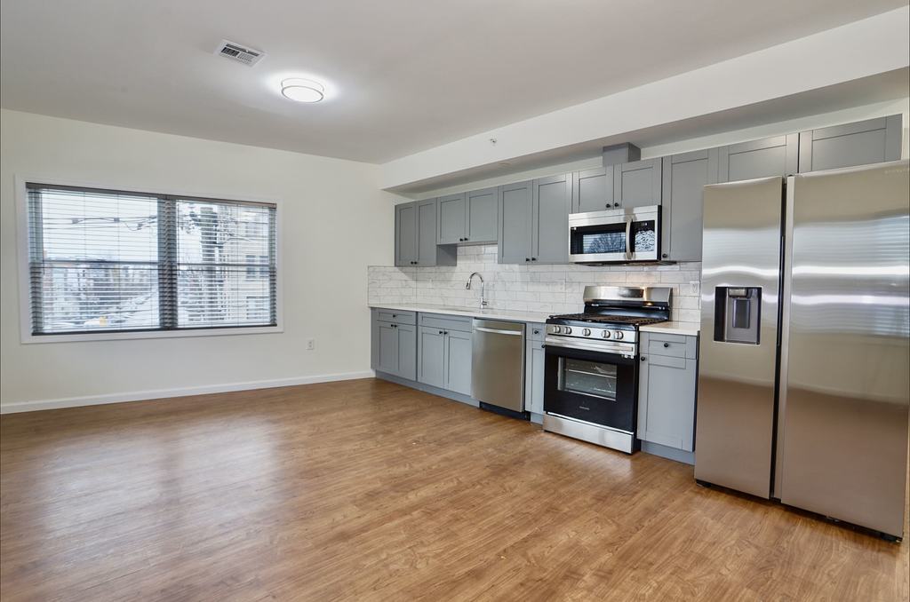 Building Photo - 143 Zabriskie St
