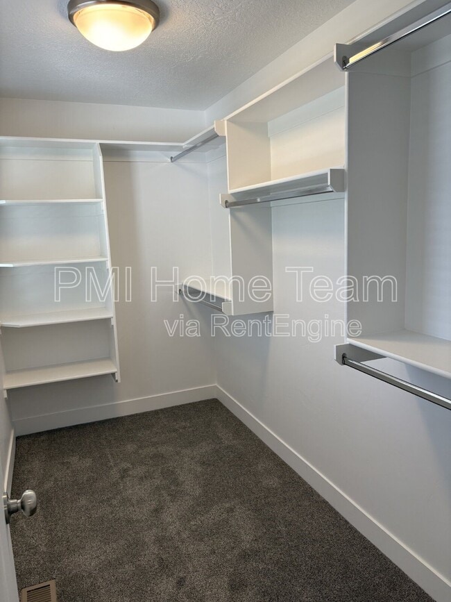 Building Photo - 614 W Cozy Ln