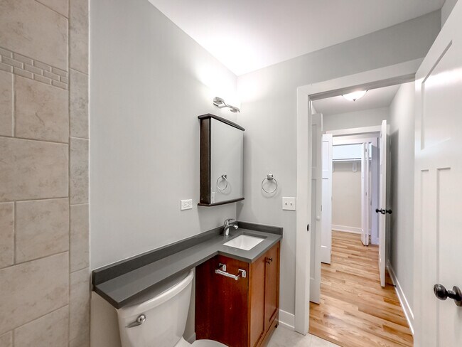 Building Photo - 510 W Briar Pl