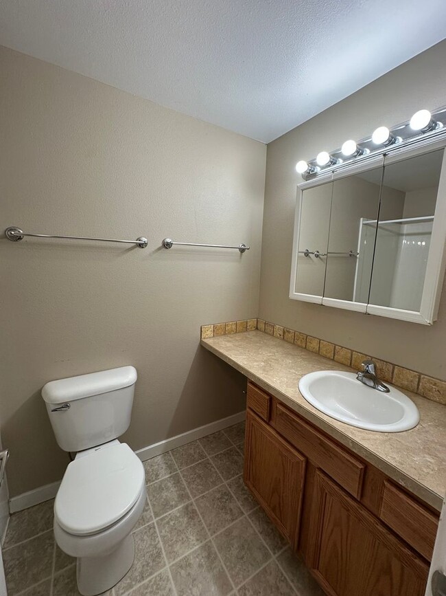 Building Photo - 3 Bedroom 2 Bath Home In NE Albany On a De...