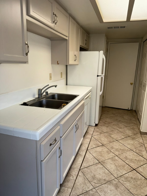 Building Photo - 284 W Lexington Ave