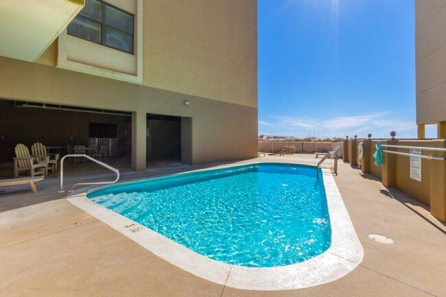 Building Photo - 511 E Beach Blvd