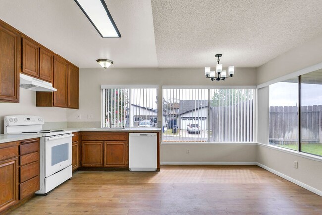 Building Photo - Great single level home in Mira Mesa.  Ava...