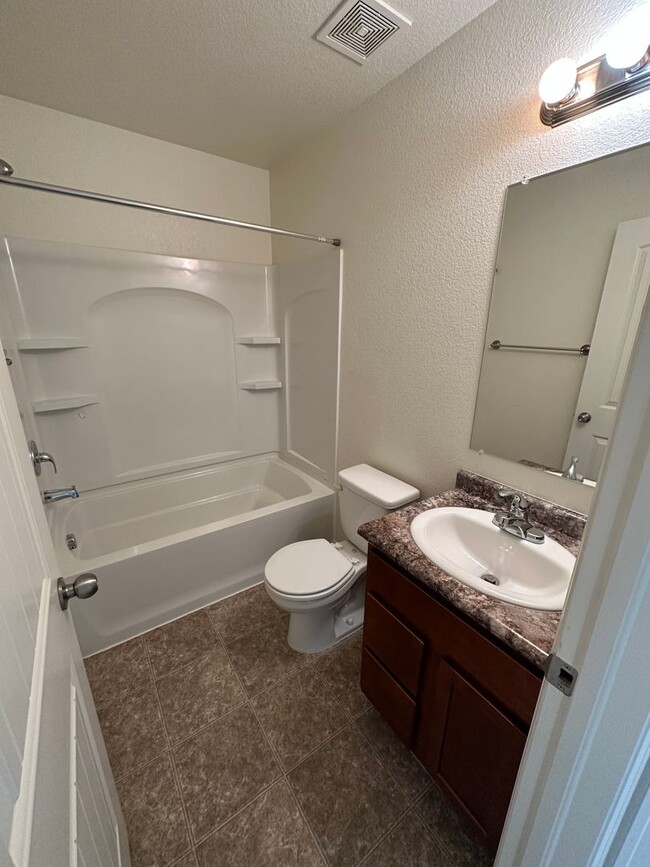 Building Photo - 4 BEDROOM, 3.5 BATHROOM, SADDLE RIDGE TWIN...