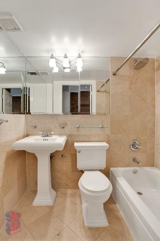 Building Photo - 202 E 13th St