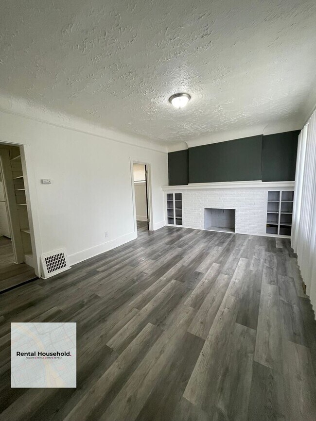 Building Photo - Huge 4 Bedroom Colonial