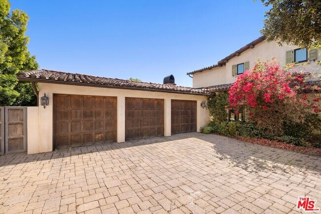 Building Photo - 1111 Stradella Rd