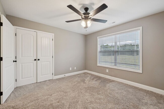 Building Photo - 3 Bedroom 2 1/2 Bathroom Home!!