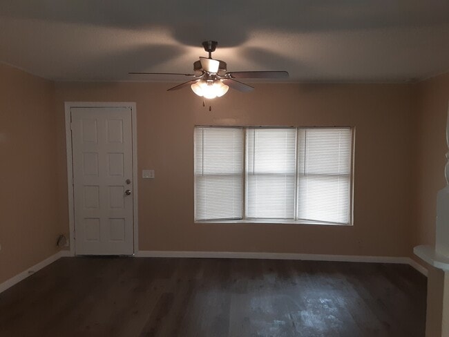 Building Photo - 300 W 12th St