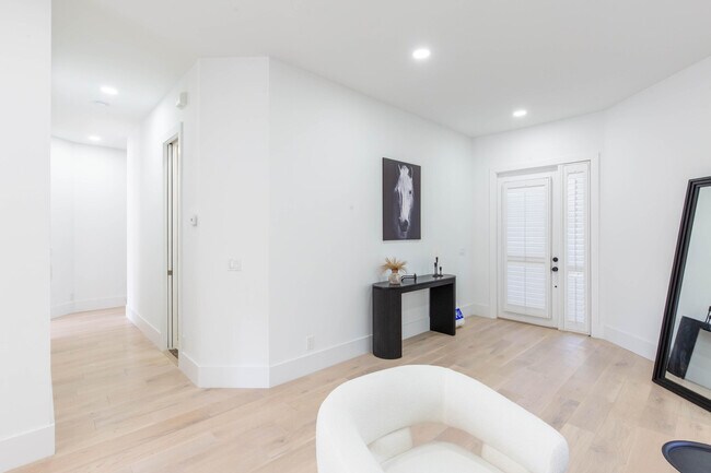 Building Photo - 2443 Players Ct