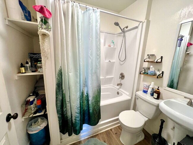 Building Photo - Corner Unit in the Heart of the Tacoma Art District!