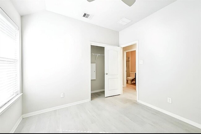 Building Photo - 20711 Winghaven Dr