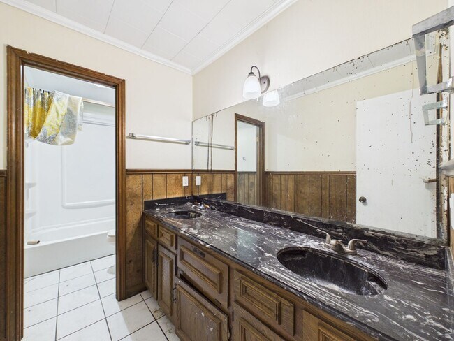Building Photo - 4 Bedroom/3 Bathroom Home Available NOW!