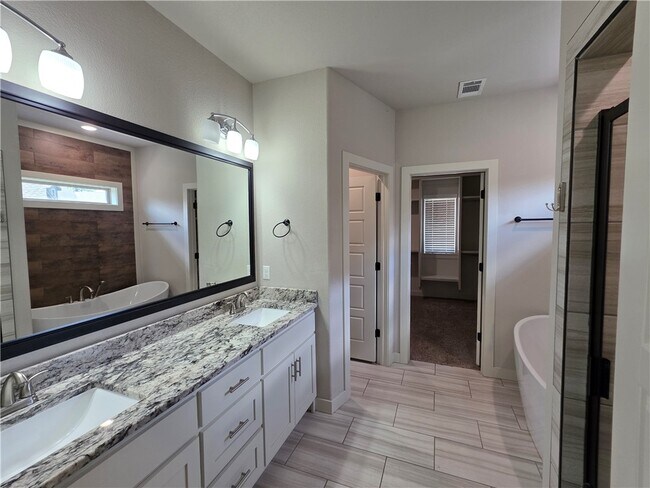 Building Photo - 2905 SW Satinwood Cove