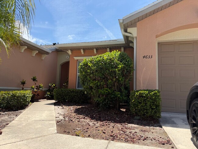 Building Photo - Beautiful 3 room /2.5 bath Gated Community W/ Pool Close to the Skyway